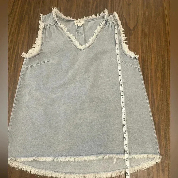 Umgee Denim Light Wash Sleeveless Cut Off V Neck Women’s Blouse size Small - Picture 11 of 11